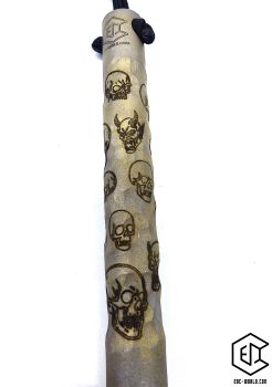 Handgeschmiedeter Kubotan HC-22-2 Unikat (Custom Made) von vorne auf weißem Hintergrund. Seriennummer SN sichtbar, Totenkopf-Gravur, schwarzer Paracord-Fangriemen, 3 Bohrungen. GPSR: Chargennummer/Hersteller SN für Rückverfolgbarkeit. Nur als Grifffestige